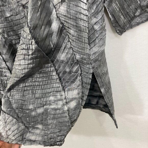 JM Collection size 18 Gray Metallic Abstract Crinkle Pleated Textured Button Up - Picture 4 of 12